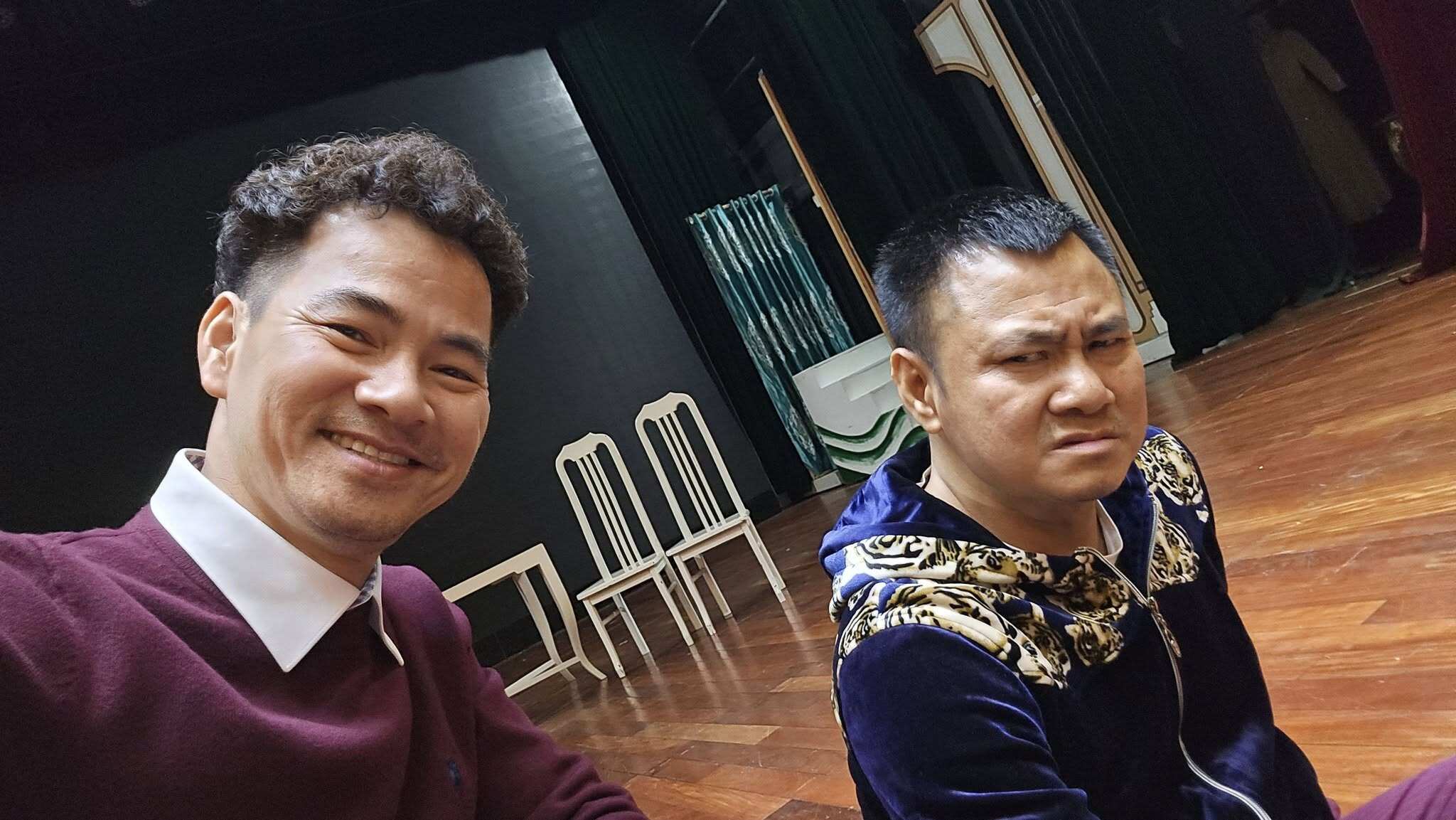 Nam nghệ sĩ chia sẻ hình ảnh cùng NSND Tự Long tập luyện.