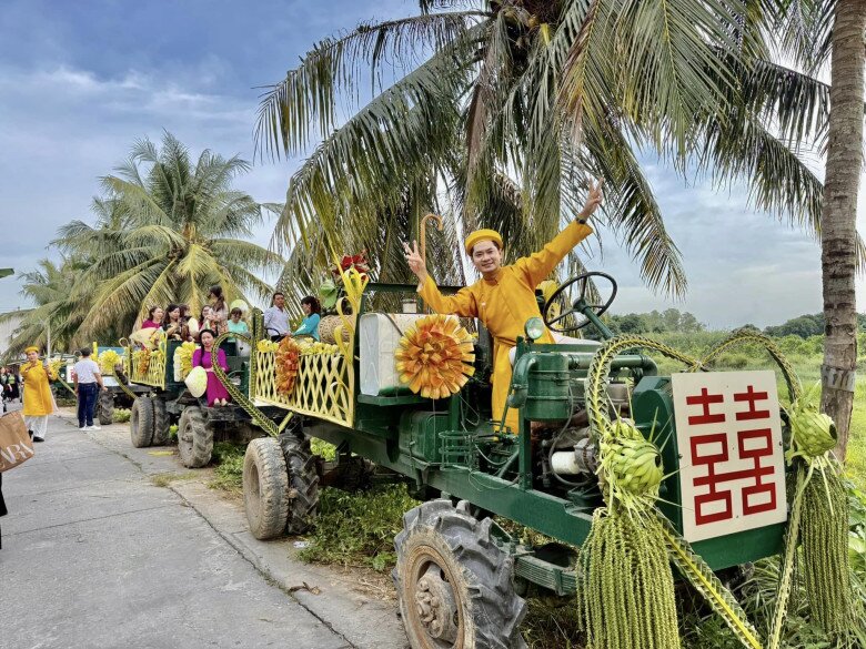 Dàn sao đi máy cày đến nhà chú rể nhỏ.