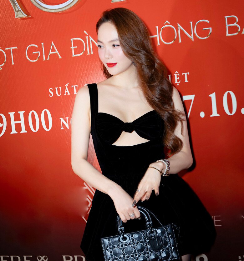Minh Hằng đầy quyến rũ trên thảm đỏ sự kiện.