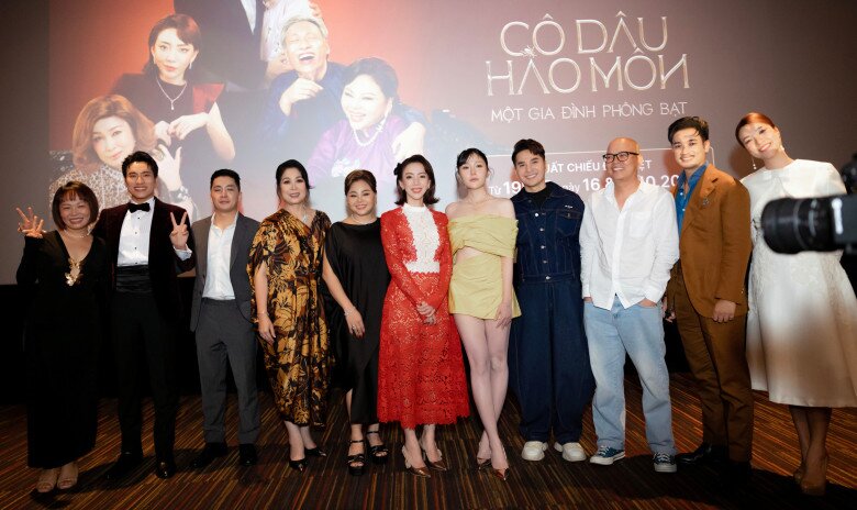 Dàn cast phim Cô dâu hào môn đổ bộ thảm đỏ họp báo.