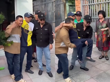 Danh hài Tấn Beo đi lại khó khăn sau khi bị tai biến, xúc động khi đồng nghiệp đến thăm