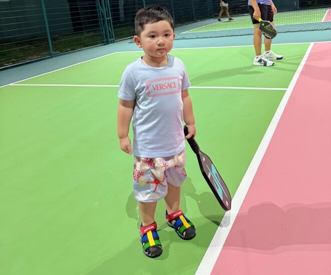 Bé Gia Khang cực đáng yêu trên sân pickleball.