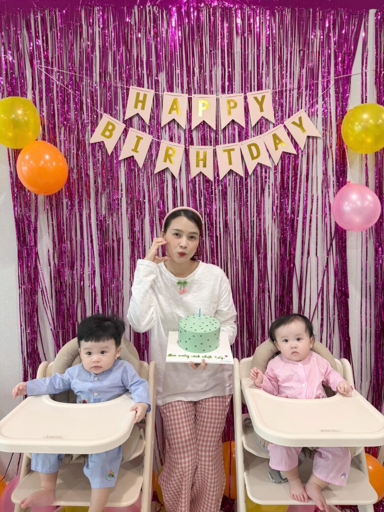 Sam and her twins celebrate her birthday