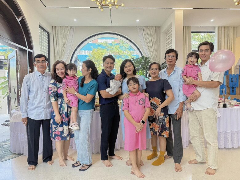 Nữ diễn viên được gia đình 2 bên nội ngoại phụ chăm sóc các em bé.