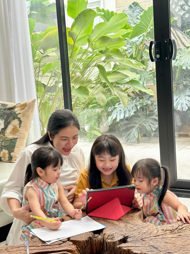 Vân Trang dành nhiều thời gian để vui chơi cùng các con.