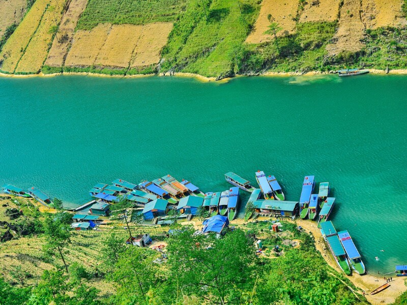 Sông Nho Quế nằm êm đềm dưới chân đèo Mã Pì Lèng là địa chỉ nổi tiếng được nhiều bạn trẻ mê du lịch Hà Giang biết đến. (Ảnh: Phạm Tú)