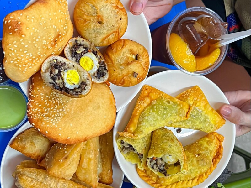 10. Bánh tiêu - bánh gối - bánh bao chiên - quẩy nóng
Dạo quanh Hà Nội, bạn dễ dàng bắt gặp những tiệm bánh tiêu, bánh gối, bánh bao chiên và quẩy nóng. Những món ăn này vô cùng hợp thưởng thức trong tiết trời mát mát, lành lạnh của mùa thu Hà Nội.