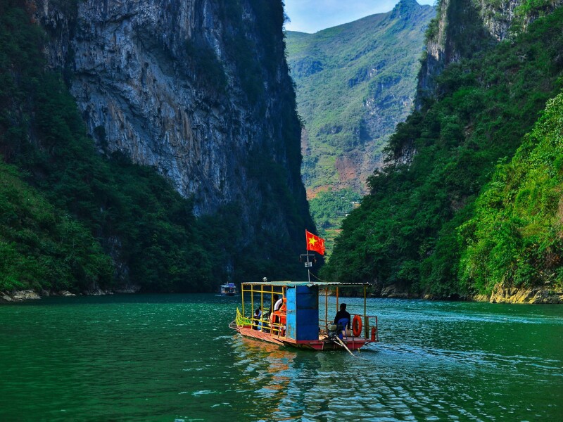 Hầu hết thời gian trong năm, nước sông Nho Quế có màu xanh ngọc lục bảo tuyệt đẹp, ánh lên giữa những chân núi đá xám lạnh. (Ảnh: Phạm Tú)