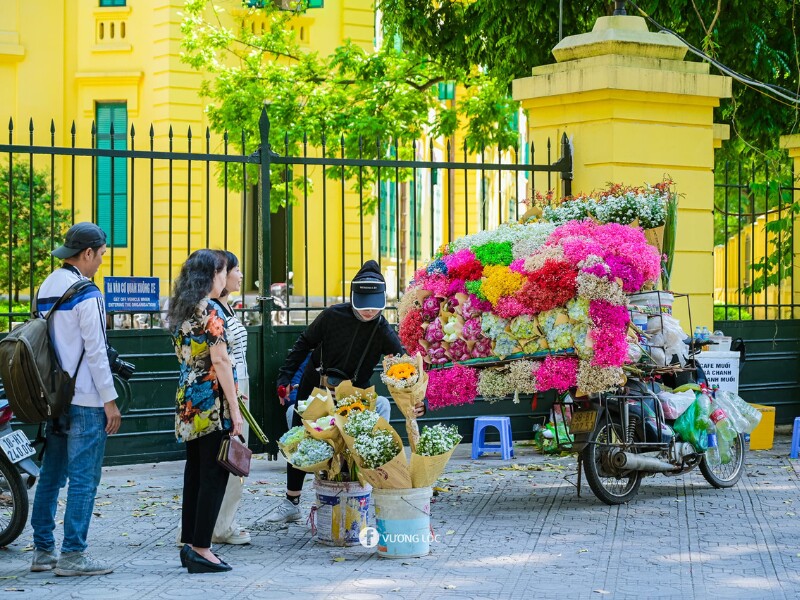 Những chiếc xe đạp hoa chở theo những đóa hoa đủ sắc màu rực rỡ chính là điểm thu hút trên con đường này. (Ảnh: Vương Lộc)