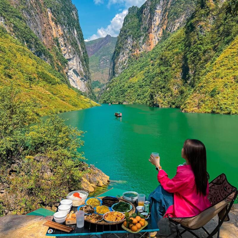 Sông tiếp tục xuôi dòng qua hẻm núi Tu Sản, dọc theo Mã Pí Lèng, khi đến Mèo Vạc thì tách làm hai nhánh và chảy sang địa phận tỉnh Cao Bằng, cuối cùng hòa vào dòng nước của sông Gâm tại ngã ba Nà Mát. (Ảnh: Nguyễn Ngọc Tú)