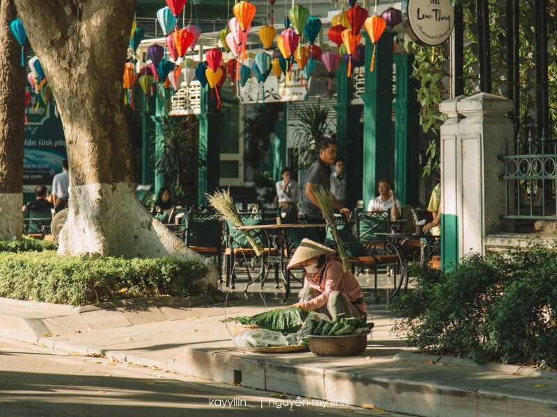 Cùng với hàng cây cổ thụ xanh ngắt, vỉa hè rộng rãi có thể đi dạo trong tiết thu, và các hàng quán, gánh hàng rong đều trở nên rất "thơ". (Ảnh: Nguyễn Mỹ Linh)