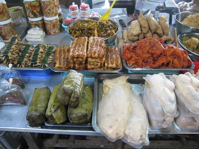 Chợ Long Hoa bán đầy đủ các loại thực phẩm từ chay đến mặn.