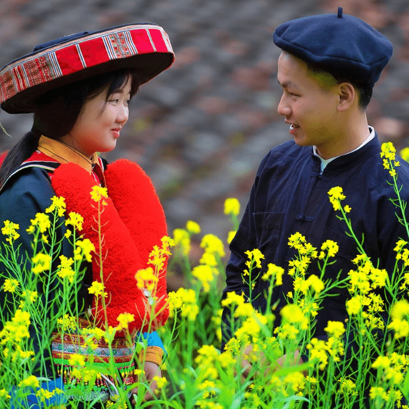 Không biết phiên chợ Khâu Vai đã bao nhiêu tuổi để những mối tình thức ngủ với thời gian.