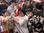 Lifestyle - Phiên chợ độc nhất ở Thanh Hóa: Hàng nghìn người đổ về để ném cà chua để cầu may