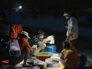 Lifestyle - Giữa lòng xứ Huế có khu chợ nổi độc đáo chỉ họp lúc mờ sương, tan chợ trước khi mặt trời lên