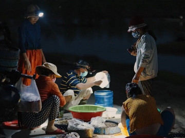 Giữa lòng xứ Huế có khu chợ nổi độc đáo chỉ họp lúc mờ sương, tan chợ trước khi mặt trời lên