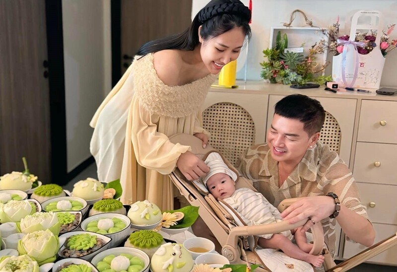 Diễn viên Quang Minh và bà xã tổ chức tiệc đầy tháng cho con trai vô cùng hoành tráng, với mâm cỗ đủ đầy và được tranh trí đẹp mắt.