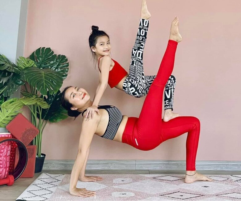 Nhiều sao Việt cũng cho con tiếp xúc với yoga từ nhỏ.