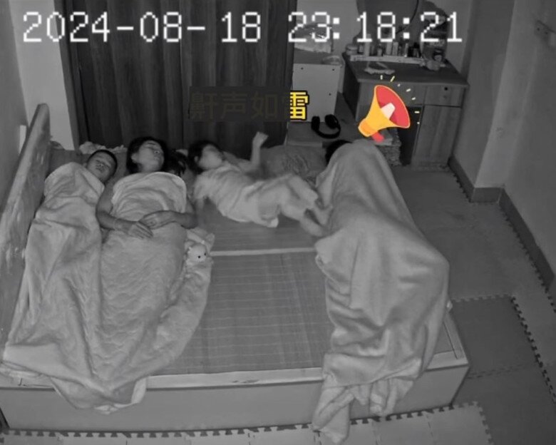 Bố ngủ ngáy quá to, phản ứng amp;#34;không một động tác thừaamp;#34; của con gái giữa đêm khiến dân mạng cười bò - 2