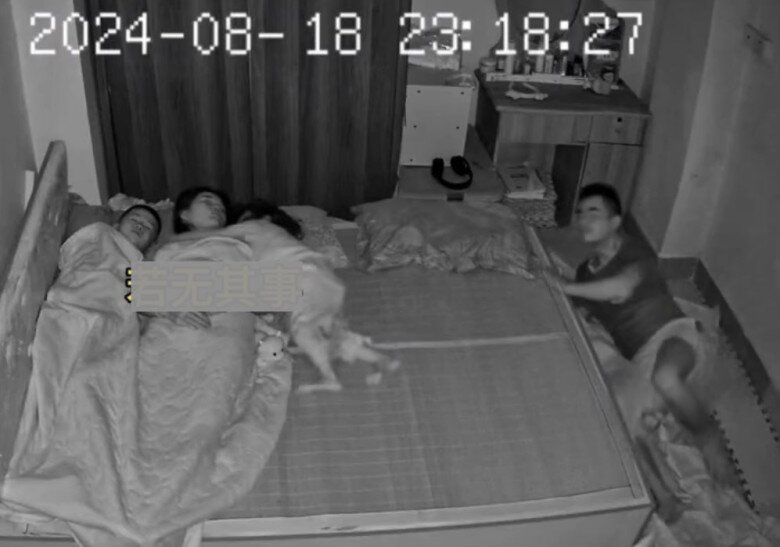 Ông bố hoang mang không biết vì sao mình lại bị con gái đạp xuống đất ngủ giữa đêm?