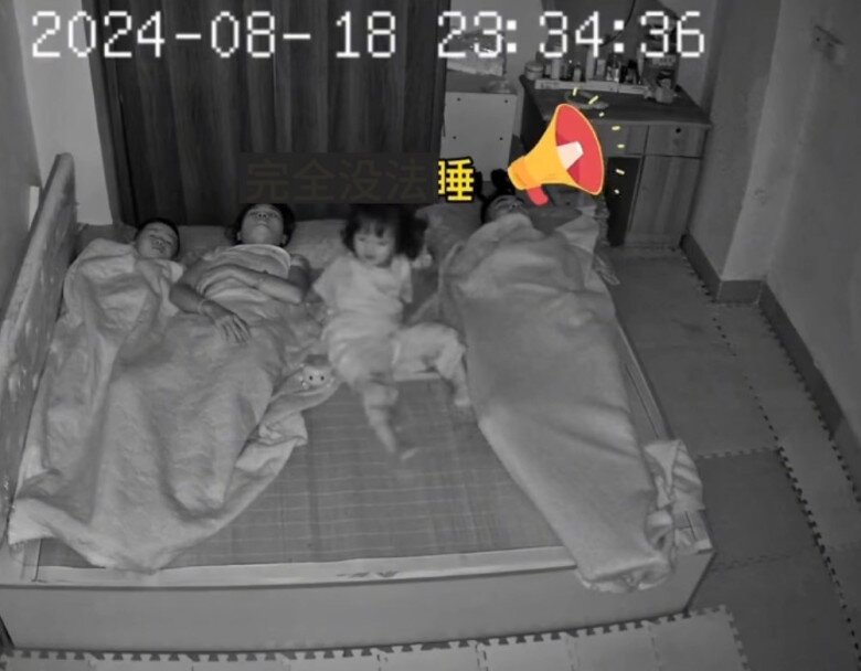 Bố ngủ ngáy quá to, phản ứng amp;#34;không một động tác thừaamp;#34; của con gái giữa đêm khiến dân mạng cười bò - 1