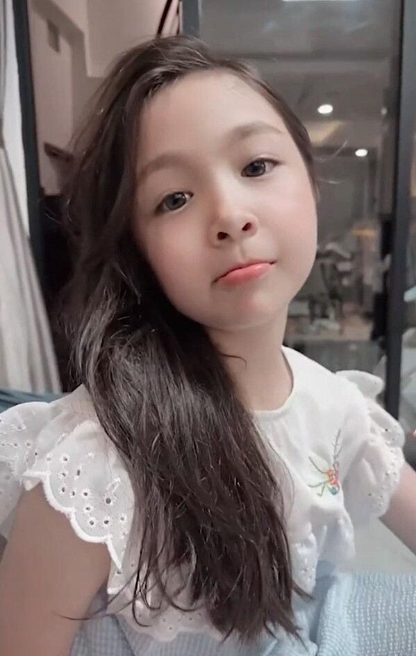Bé gái Việt giành giải Nhất trên báo Anh vì xinh như thiên thần, giờ 11 tuổi gương mặt thay đổi nhiều - 18