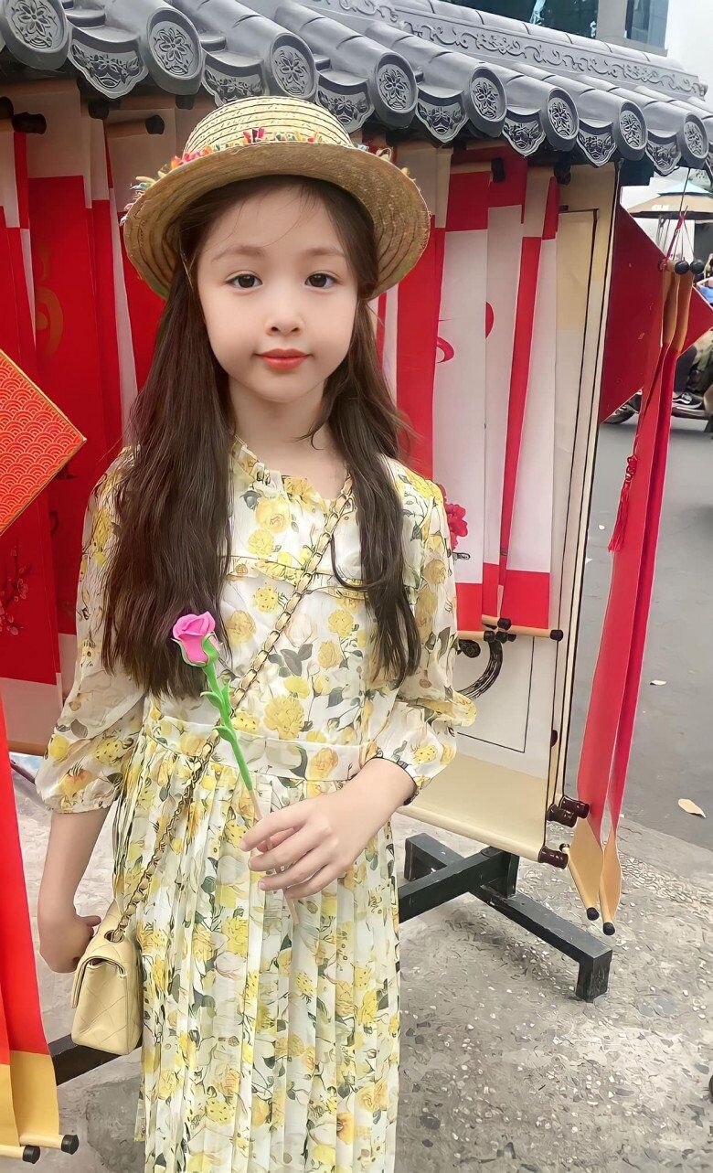 Gương mặt có nhiều nét của cả mẹ lẫn bố.