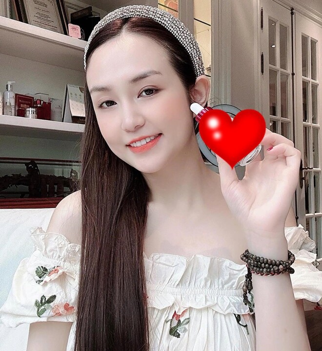 Hotgirl Hương Baby hiếm hoi khoe con gái ở độ tuổi chuẩn bị dậy thì, bé xinh xắn và thích nuôi tóc dài giống mẹ.