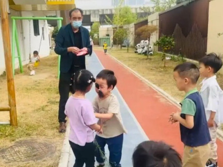 Trường học diễn tập đề phòng bắt cóc, hàng loạt bé định ăn kẹo của người lạ, chỉ một cậu nhóc khóc um đòi cứu bạn