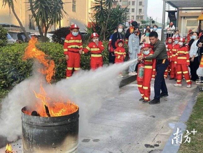 Mẹ ra ngoài, bé gái 9 tuổi cùng 2 em thoát khỏi vụ cháy nhờ làm ngay một hành động đã được học ở trường - 3