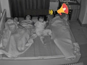 Bố ngủ ngáy quá to, phản ứng không một động tác thừa của con gái giữa đêm khiến dân mạng cười bò