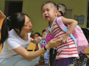 Yêu con - Vụ “Bé mẫu giáo tan học 3 ngày không thấy bố mẹ đến đón, cô giáo mở cặp sách thì ngỡ ngàng” gây tranh cãi