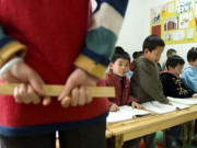 Yêu con - Cô giáo công khai dùng thước gỗ đánh con, phản ứng của hội phụ huynh khiến ai cũng ngã ngửa