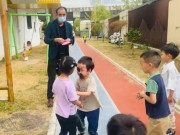 Yêu con - Trường học diễn tập đề phòng bắt cóc, hàng loạt bé định ăn kẹo của người lạ, chỉ một cậu nhóc khóc um đòi cứu bạn