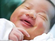 Yêu con - Con sơ sinh chào đời mỉm cười nhìn mẹ liền bị bác sĩ tát, bà nội cảm ơn rối rít