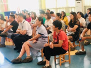 Yêu con - Đi họp phụ huynh cho con, bà mẹ bị cô giáo mời về vì 1 chữ trên chiếc áo