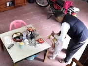Yêu con - Bố chồng luôn nói không thích cháu nội, con dâu đi làm xem camera giám sát ở nhà thì rơi nước mắt