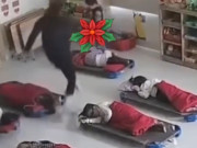 Yêu con - Bé trai mẫu giáo đang ngủ trưa liền bật dậy có hành động lạ với bạn, cô giáo vứt tất cả để ngăn lại