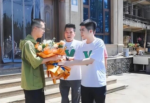 Nam sinh được chú hàng xóm tặng 3,5 tỷ đồng vì đỗ Đại học lớn nhất cả nước - 3