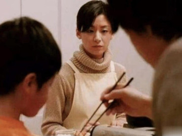 Bố mẹ bận rộn gửi con cho bảo mẫu chăm sóc và bi kịch khi đứa trẻ trưởng thành không ai dám nhắc lại