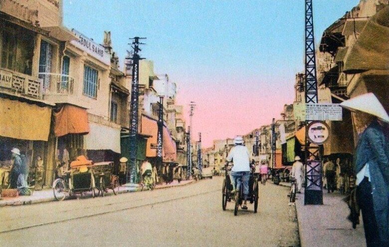 Trước đây, tên gọi Rue-de-la-Sole của con phố này cũng có nghĩa là con phố bán lụa, mặt hàng đã tạo nên đặc trưng của phố Hàng Đào.