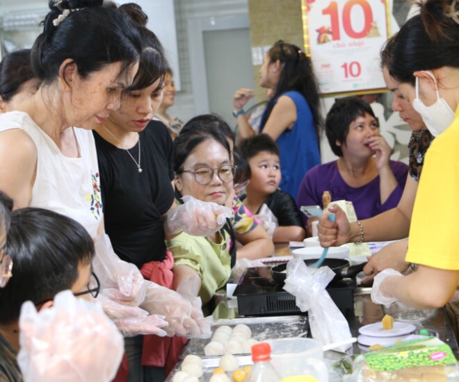 Quan trọng nhất của việc tham gia các khoá học nấu ăn là tìm hiểu về cách sử dụng, kết hợp các gia vị, nguyên liệu để cân bằng dinh dưỡng, nâng cao sức khoẻ của cả gia đình. 