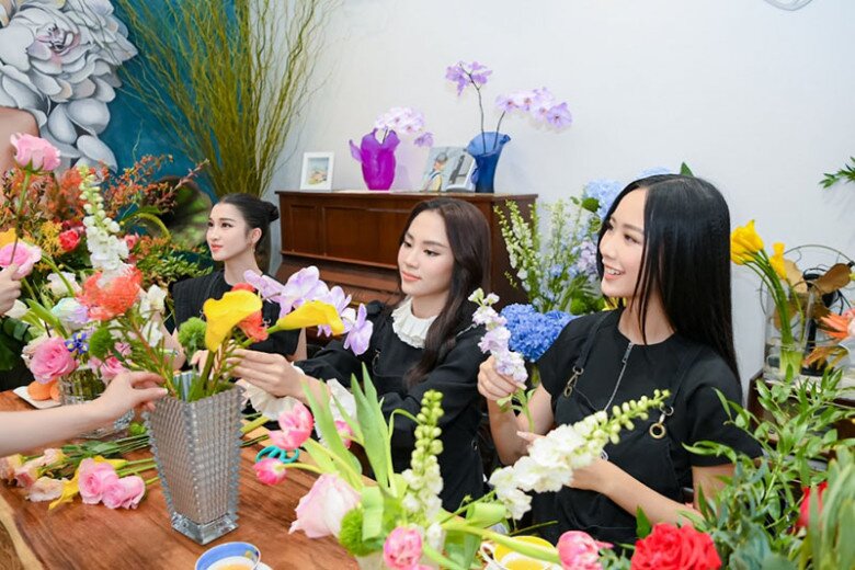 Khi tham gia các lớp học cắm hoa không chỉ hướng dẫn cách chọn hoa, phối màu mà còn dạy cách sử dụng bình, lọ để tạo nên những tác phẩm hài hòa.