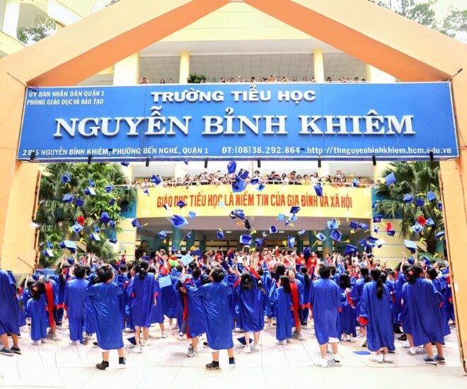 Được thành lập từ năm 1998, trường đã có một lịch sử dài và đạt được nhiều thành tích xuất sắc. Năm học 2019-2020, trường Tiểu học Nguyễn Bỉnh Khiêm được công nhận đạt Kiểm định chất lượng giáo dục cấp độ 1.