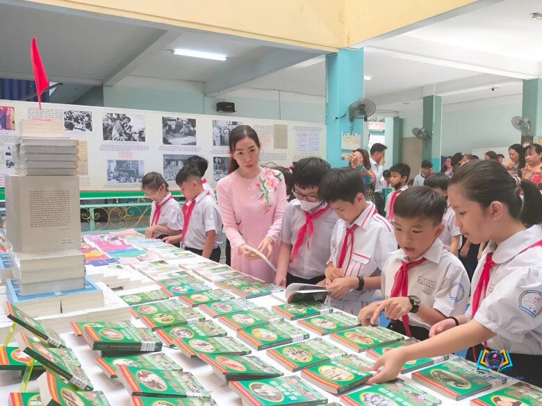Giáo viên của trường đều có kinh nghiệm giảng dạy lâu năm, có khả năng thấu hiểu tâm lý của trẻ. Trong số đó, có giáo viên đạt danh hiệu cao quý như “Viên phấn vàng”, Nhà giáo Ưu tú, nhận giấy khen về thi đua cấp TP… 