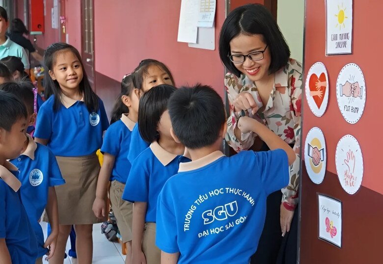 Thầy cô chú trọng phát triển tư duy, khả năng sáng tạo và thích ứng của học sinh. Vì vậy, mỗi em học sinh luôn có được niềm vui và hạnh phúc khi đến trường. 
