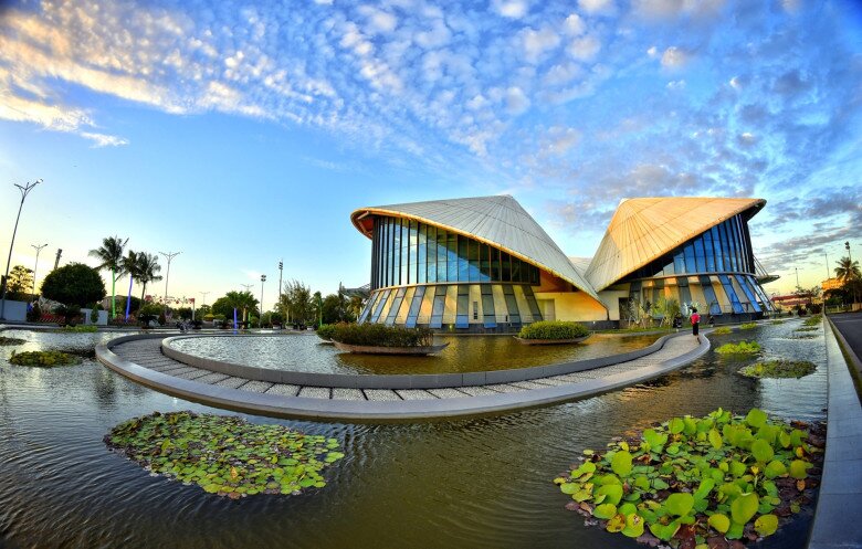 Hằng năm, nhà hát này thu hút hàng triệu tín đồ du lịch đến tham quan, chụp ảnh. Bên cạnh đó, du khách có thể tìm kiếm những thông tin thú vị về cuộc đời của vị nhạc sĩ tài hoa này. 