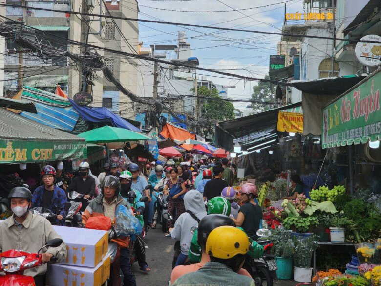 3. Hoa tươi vẫn là lựa chọn ưa chuộng cho ngày 20/10.