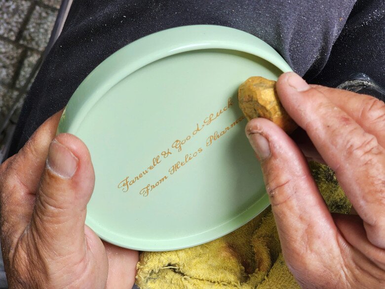 Để khắc những nét mềm mại trên bề mặt cứng không phải dễ dàng, ông Dũng phải chăm chút tỉ mỉ, đặc biệt là phải thổi được “hồn” vào từng tác phẩm của mình.