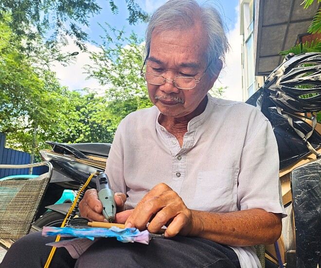 Ông Dũng là một trong số rất ít người còn theo đuổi nghề khắc chữ.